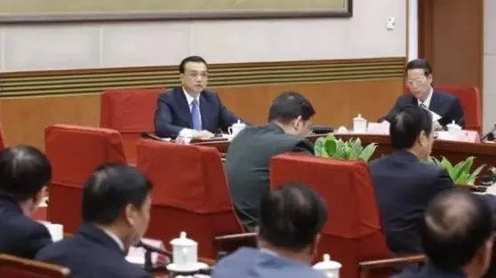 開著五菱翼，賣著源碼燈，地攤致富新方式