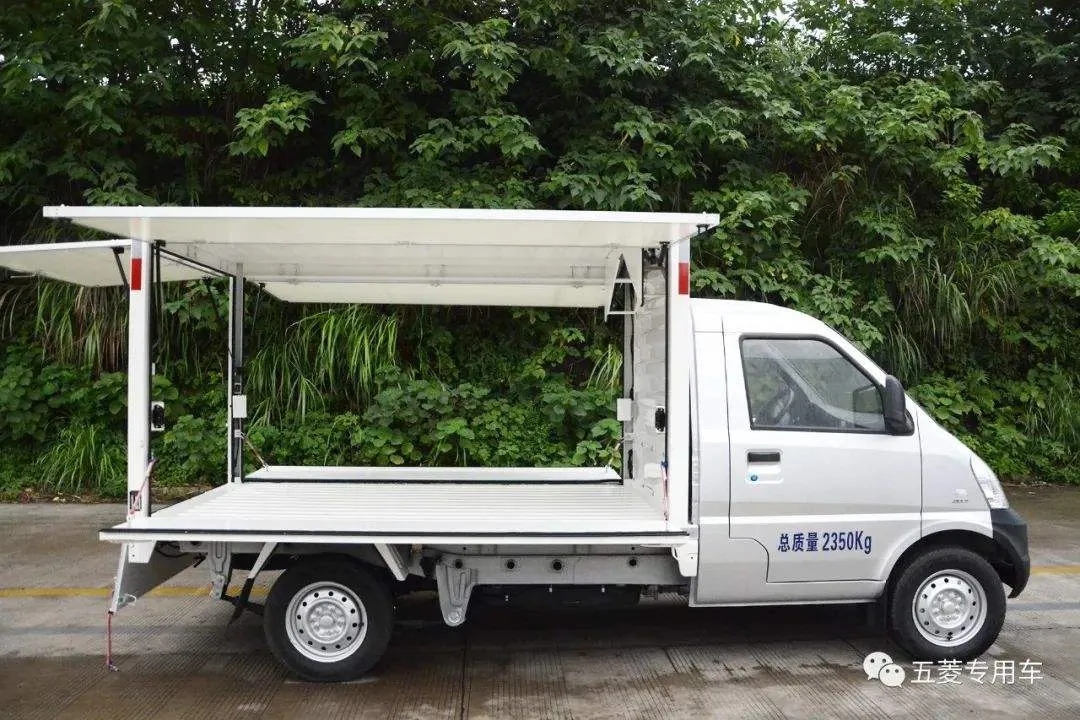 開著五菱翼，賣著源碼燈，地攤致富新方式