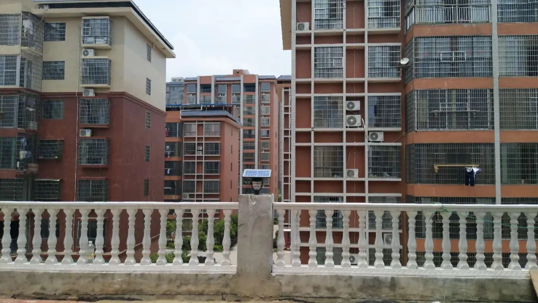 開著五菱翼，賣著源碼燈，地攤致富新方式